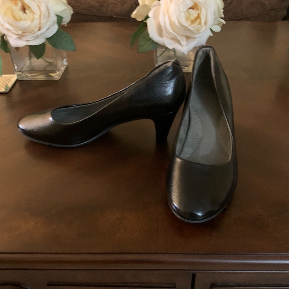 Black heeled shoes by Annie comfort size 10